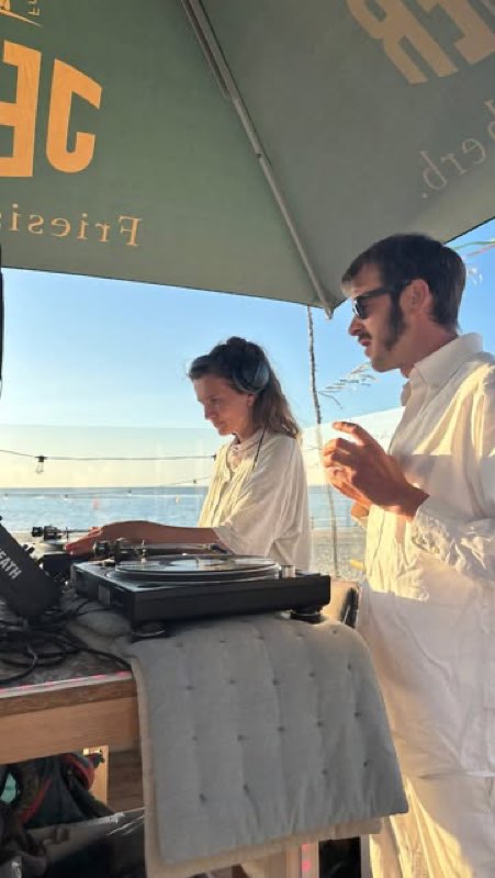 Sonnenuntergang, kalte Drinks und feinste Vinyl-Sounds – mehr braucht’s manchmal nicht. 🌅💿