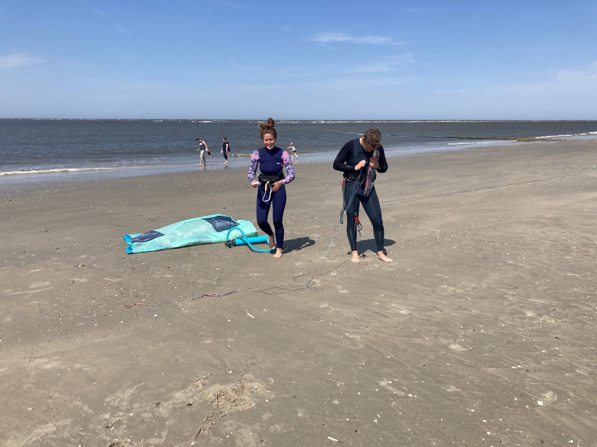 Kite-Aufbau am Strand