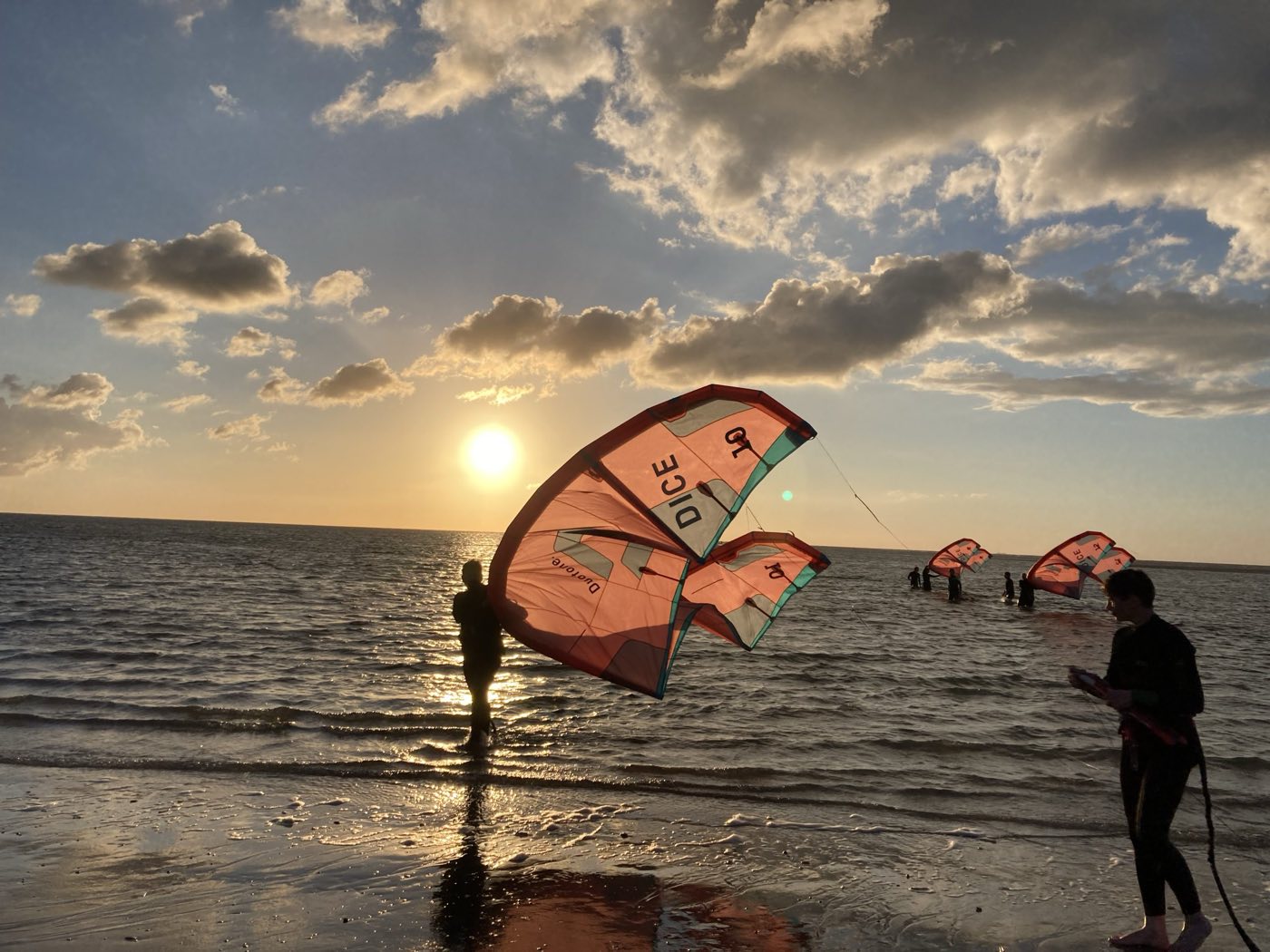 Kites in der Lagune vor Baltrum bei Sonnenuntergang
