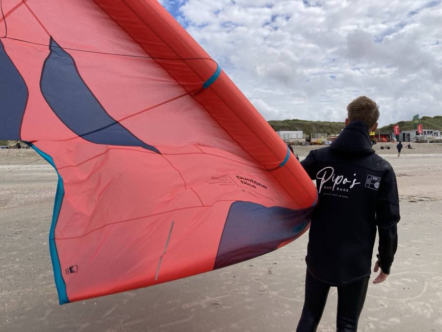 Philipp mit Duotone-Kite am Strand von Baltrum